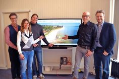 André Rosinski,Vorstand der TALB (von links), Doris Wilmer-Huperz (PR &amp; Kommunikation TALB) und Paul Stellmacher (Leiter Onlinemarketing TALB) präsentieren mit Dennis Berger, Geschäftsführer Voxelair, und Christoph Rakel, Geschäftsführer SECRA, die neue Webseite der TALB. (Foto: René Kleinschmidt)