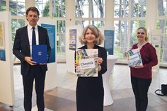 Die „Mutter der Gemeindechronik“, die Gemeindearchivarin Melanie Zühlke (Mitte), stellte am vergangenen Freitag und somit am 75. Gründungstag der Gemeinde, mit Bürgervorsteherin Anja Evers und Bürgermeister Robert Wagner die Chronik zum 75-jährigen Bestehen der Gemeinde Timmendorfer Strand offiziell vor.