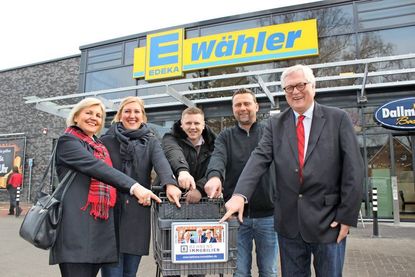 Präsentierten die Einkaufswagen bei der Neueröffnung von Edeka Wähler: Sabine Behrens, Johanna Behrens, Benjamin Arnold von der André Media GmbH, Dirk Wähler und Detlef Behrens (v. lks.).
