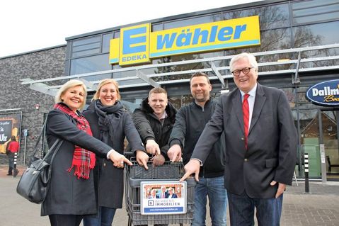 Präsentierten die Einkaufswagen bei der Neueröffnung von Edeka Wähler: Sabine Behrens, Johanna Behrens, Benjamin Arnold von der André Media GmbH, Dirk Wähler und Detlef Behrens (v. lks.).