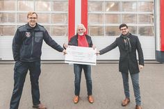 Ortswehrführer Henrik Nitz (von links), Dorfvorsteher Reinhard Stapf und Sebastian Boye vom Restaurant Butz bei der symbolischen Scheckübergabe.