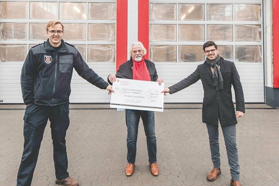 Ortswehrführer Henrik Nitz (von links), Dorfvorsteher Reinhard Stapf und Sebastian Boye vom Restaurant Butz bei der symbolischen Scheckübergabe.