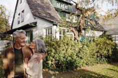 Mit einer energetischen Sanierung und Fassadendämmung können Hauseigentümer zukünftigen Energiepreissteigerungen gelassener entgegensehen. (Foto: djd/IVH/Getty Images/Gustafsson)