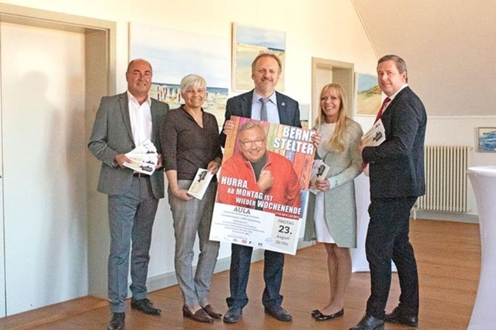 Stellten das Programm der Reihe „Schönberg kulturell“ vor: (v. l.) Uwe Rostek (VR Bank), Sabine Thiel (Kultur und Veranstaltungen Gemeinde Schönberg), Bürgermeister Peter A. Kokocinski, Gabriele de la Motte (Grundbesitzverwaltung Dieter Kopplin) und Michael Wehrend (Förde Sparkasse).