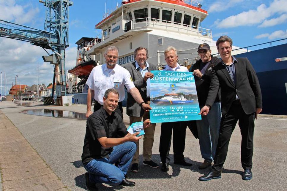 Organisatoren und Mitwirkende freuen sich auf den 8. Tag der Küstenwache: Frans IJben (Veranstaltungsmanager Tourismus-Agentur Lübecker Bucht), Klaus Tiedemann (Zollamtsrat, Kontrollamtsleiter Ostsee), Schauspieler Elmar Gehlen, Günter Winkler vom Fanclub „Küstenwache“, Marco Antler (Erster Polizeihauptkommissar, Inspektionsleiter) sowie André Rosinski (Vorstand Tourismus-Agentur Lübecker Bucht) (v. lks.).