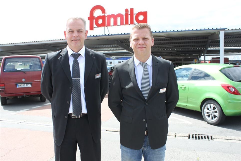 Bisheriger famila-Warenhausleiter Sven Rasmussen (lks.) mit seinem Nachfolger Mathias Affeld.