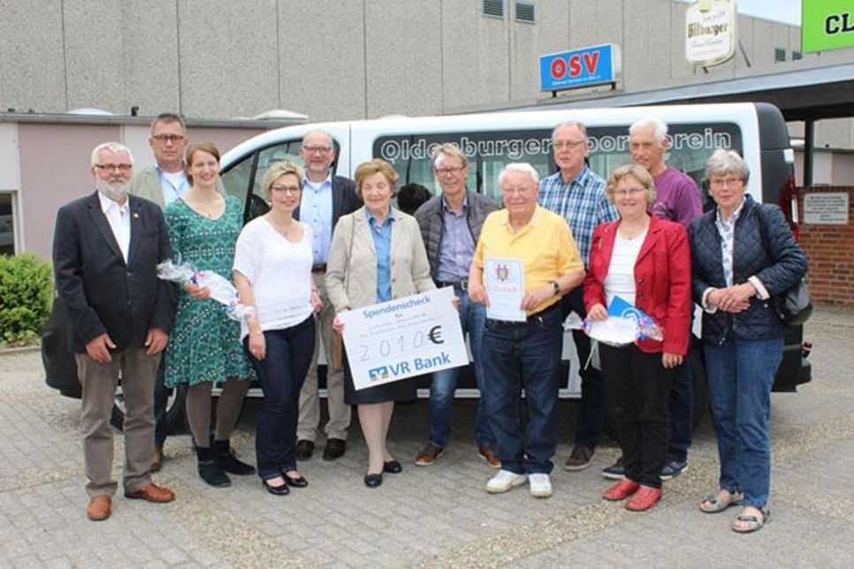 Übergabe des neuen Kleinbusses