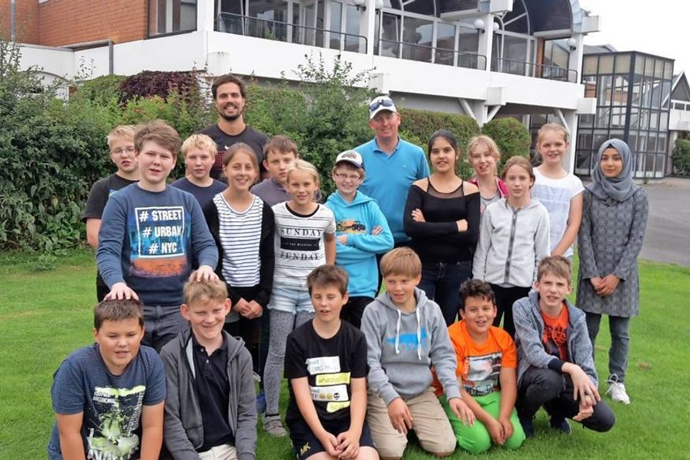Angeleitet vom Golfprofi Marco Bussmann (hinten re.) erhielten die Schüler Einblicke in das Golfspiel.