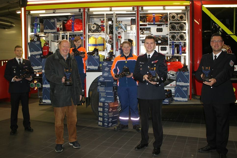 Stiefelübergabe im Feuerwehrgerätehaus, unter anderem mit Lions-Präsident Friedrich-Karl Kasten (2. v. lks.), Jugendfeuerwehrwart Finn-Lasse Dranowski (2. v. re.) und Stadtwehrführer Alexander Wengelewski (re.)