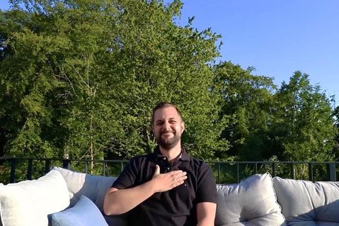 Denis Schlüter stellt sein Buch „Schöpfer-Bewusstsein - Die Kunst des Handels“ vor.