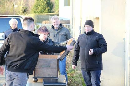 Mit dem Öffnen der traditionsbehafteten Lade der Innung begann der offizielle Teil der Freisprechung.