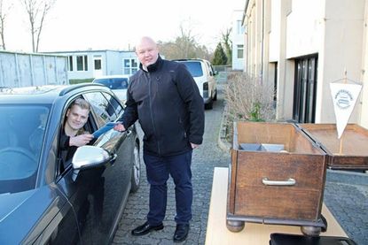 Junggeselle Tim Schubert und Obermeister Bigga demonstrieren den ursprünglich geplanten „drive-in“.