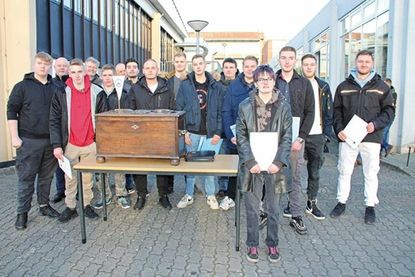 Über ihren Gesellenbrief im Ausbildungsberuf „Kraftfahrzeugmechatroniker“ Schwerpunkt PKW-Technik freuten sich mit Obermeister und Lehrern: Lea Albien (Autohaus am Bungsberg GmbH &amp;amp; Co. KG, Oldenburg), Yannick Chudalla (ohne Ausbildungsbetrieb), Pascal Dettmann (Autohaus Lange GmbH &amp;amp; Co. KG, Oldenburg), Thomas Freiberger (Autohaus Lange GmbH &amp;amp; Co. KG, Oldenburg), Jakob Hörnke (Rainer Salchow, Fehmarn), Mattes Kardel (Hugo Pfohe GmbH, Oldenburg), Patrick Krahn, Autohaus Heinrich Berg e.K., Oldenburg), Florian Lengwenus (Autohaus Heinrich Berg e.K., Heiligenhafen), Jannis Rohgalf (Autohaus Doose Lütjenburg GmbH, Lütjenburg), Lukas Rönne (Autohaus Lange GmbH &amp;amp; Co. KG, Oldenburg), Ahmad Sawas (Autohaus Heinrich Berg e.K., Oldenburg), Robin Schmidt (Autohaus Lange GmbH &amp;amp; Co. KG, Neustadt) und Tim Schubert (Gollan Service GmbH, Schashagen).