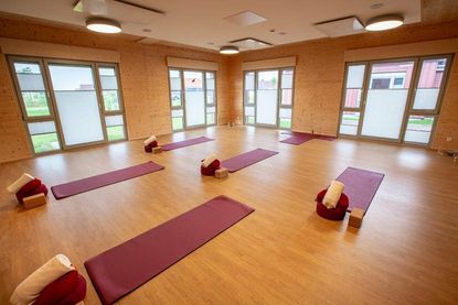 Der große Sportraum bietet die Möglichkeit für die unterschiedlichsten Kurse, aber auch für Konferenzen und Tagungen.