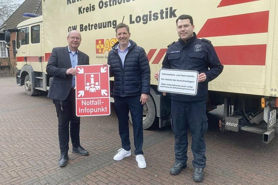 Heiko  Laskowski (Leiter des Ordnungsamtes der Gemeinde Ratekau, von links), Bürgermeister Thomas Keller und Johannes Müller (Katstrophenschutz des Kreises Ostholstein) bei der Übergabe der „Notfall-Infopunkt“-Schilder an die Gemeinde Ratekau.