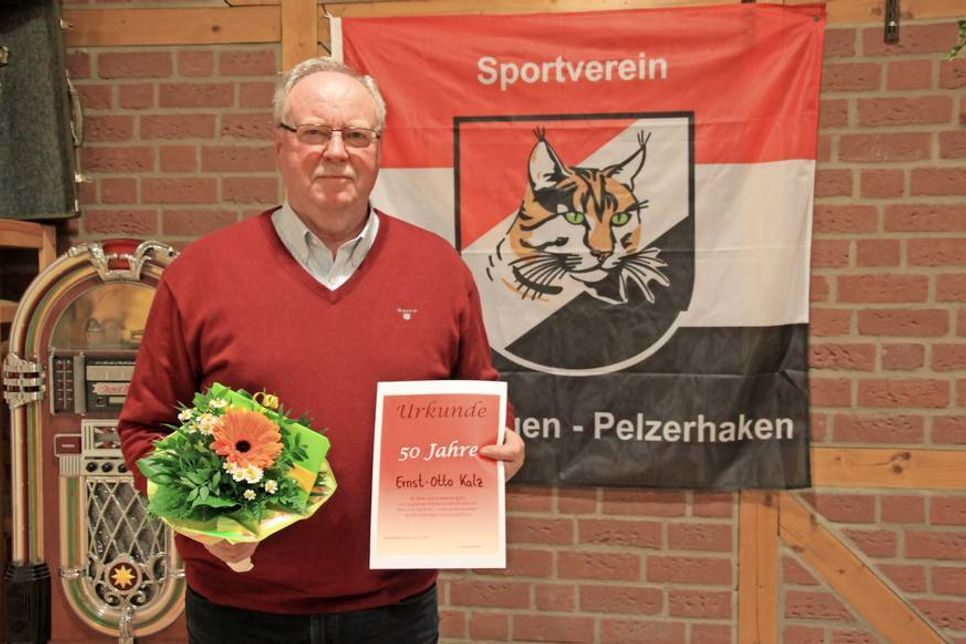 Als Dank und Anerkennung für die langjährige Mitgliedschaft wurde Ernst-Otto Kalz mit einer Urkunde und der Goldenen Vereinsnadel gewürdigt.
