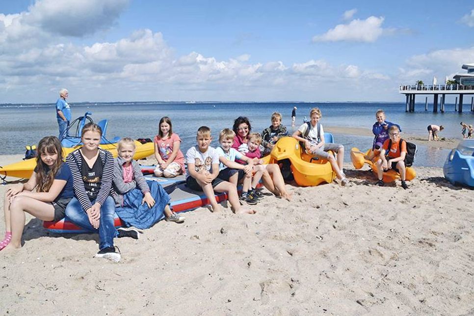 Die 13 Kinder der Ferienpass-Aktion konnten mit Ratekaus Gemeindejugendpflegerin Ines Fellner drei schöne Stunden mit Tretbootfahren am Timmendorfer Strand genießen. (Foto: René Kleinschmidt)