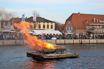 Lockt auch 2017 wieder tausende Besucher an: Das Neustädter Hafenfeuer.