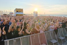Mit der Ostsee und dem Sonnenuntergang im Hintergrund werden die StrandKonzerte sicherlich wieder für viele zu einem Höhepunkt zum Sommeranfang.