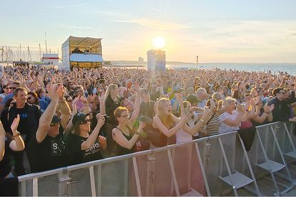 Mit der Ostsee und dem Sonnenuntergang im Hintergrund werden die StrandKonzerte sicherlich wieder für viele zu einem Höhepunkt zum Sommeranfang.