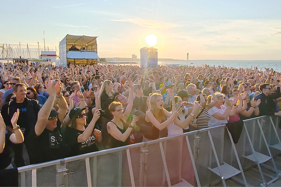 Mit der Ostsee und dem Sonnenuntergang im Hintergrund werden die StrandKonzerte sicherlich wieder für viele zu einem Höhepunkt zum Sommeranfang.