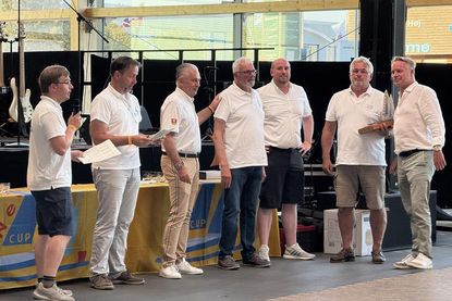 Preisverleihung mit (v. lks.) Dr. Claas Riedel und Dr. Udo Stalleicken (beide Wettfahrtleitung NSV), Oliver Seiter (Geschäftsführer ancora Marina), dem stellvertretenden Bürgervorsteher Otto Stoehr, Kim Seemann (ancora Hafenmanagement) sowie Michael Kruse, Preisträger des Neustadt-Cups mit Crewmitglied Carsten Henzel.