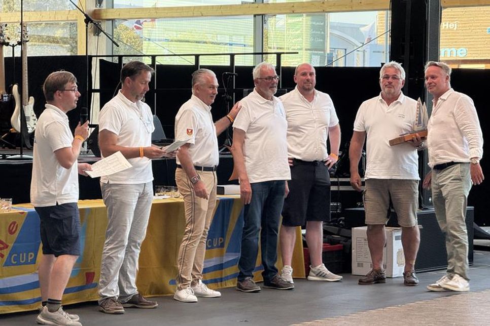 Preisverleihung mit (v. lks.) Dr. Claas Riedel und Dr. Udo Stalleicken (beide Wettfahrtleitung NSV), Oliver Seiter (Geschäftsführer ancora Marina), dem stellvertretenden Bürgervorsteher Otto Stoehr, Kim Seemann (ancora Hafenmanagement) sowie Michael Kruse, Preisträger des Neustadt-Cups mit Crewmitglied Carsten Henzel.