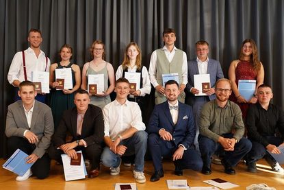 Diese 13 erfolgreichen Junggeselinnen und Junggesellen können nun durchstarten.