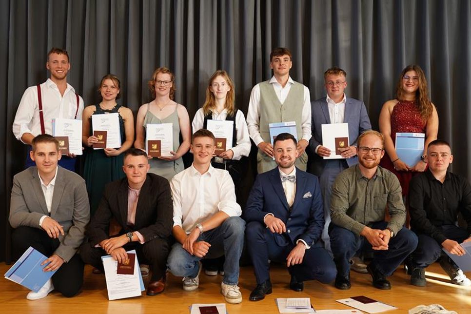 Diese 13 erfolgreichen Junggeselinnen und Junggesellen können nun durchstarten.