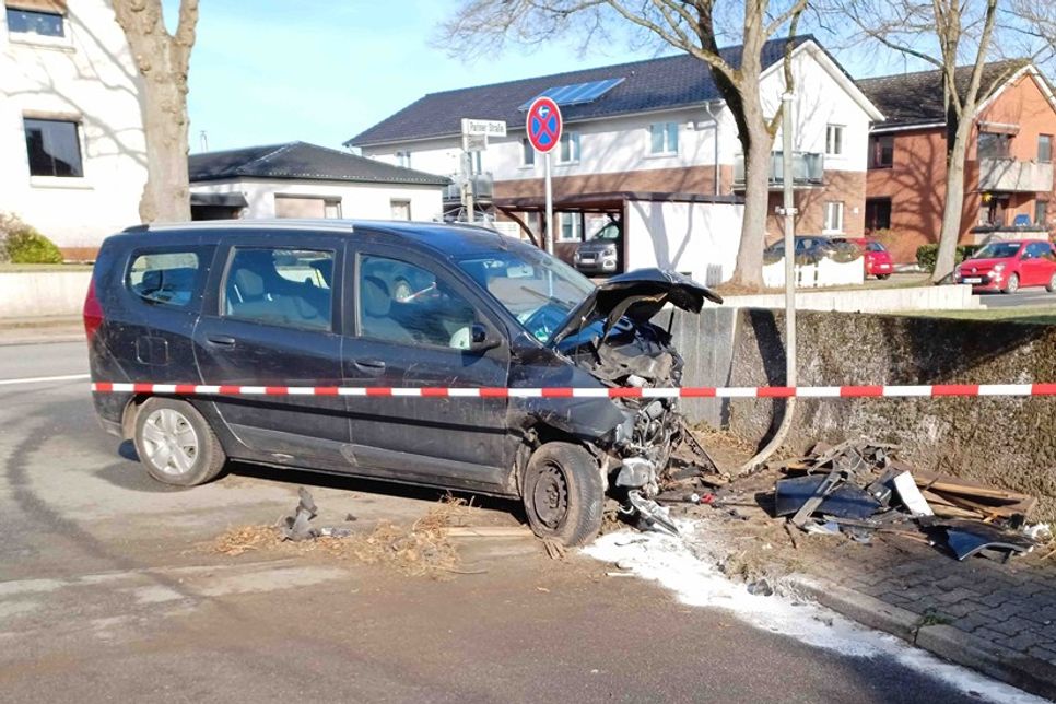 Auf dem Weg zum Einsatz: Junger Feuerwehrmann fährt gegen Betonmauer