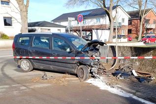 Auf dem Weg zum Einsatz: Junger Feuerwehrmann fährt gegen Betonmauer