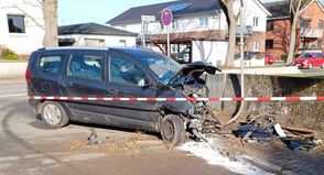 Auf dem Weg zum Einsatz: Junger Feuerwehrmann fährt gegen Betonmauer