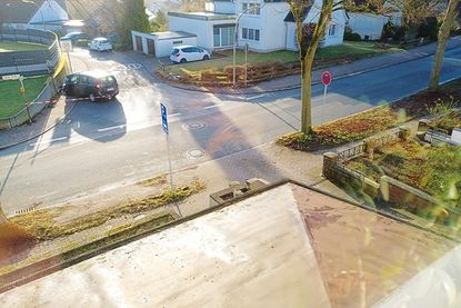 Auf dem Weg zum Einsatz: Junger Feuerwehrmann fährt gegen Betonmauer