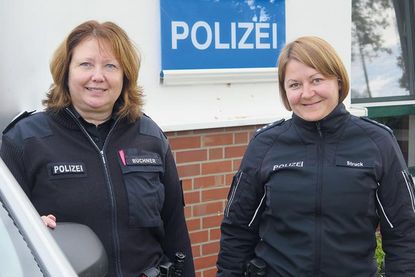 Wiebke Büchner (links) und Claudia Struck vor der Polizeistation in Scharbeutz.