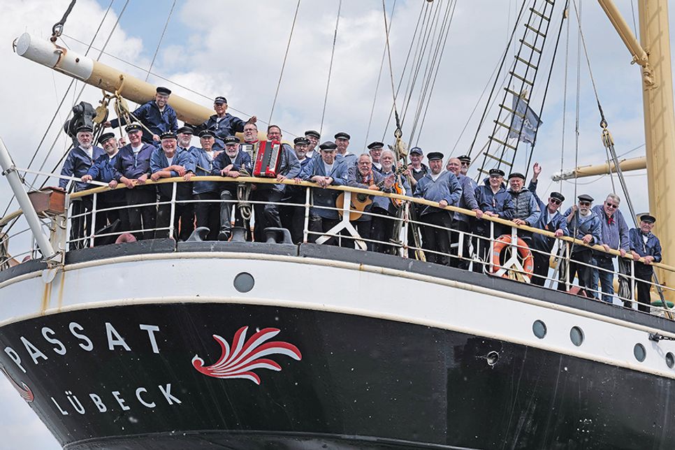Der Passat Chor lädt zum „After Work-Singen“ in den Brügmanngarten ein.