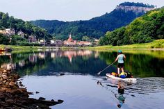 Flusswanderin Anne Kraatz vor Festung Königstein in der Sächsischen Schweiz.