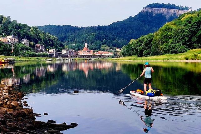 Flusswanderin Anne Kraatz vor Festung Königstein in der Sächsischen Schweiz.