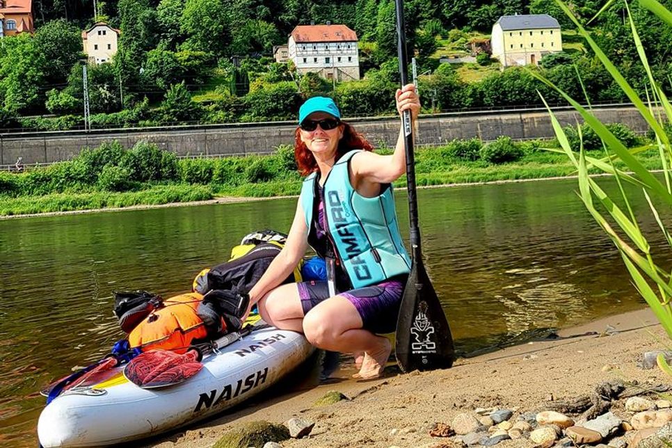 Flusswanderin Anne vor Festung Königstein.