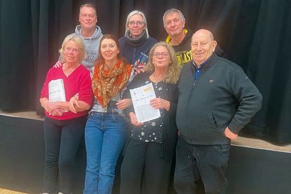 Schürsdörper Speeldeel: Plattdeutsche Komödie „Tweet Jidders in 3/4-Takt“ feiert Premiere in Schürsdorf.