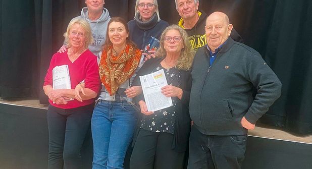 Schürsdörper Speeldeel: Plattdeutsche Komödie „Tweet Jidders in 3/4-Takt“ feiert Premiere in Schürsdorf.