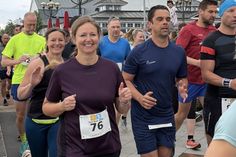 Gute Laune bei den Teilnehmenden des 10-Kilometer-Laufs.