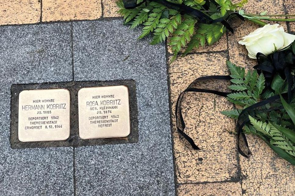 Die Stolpersteine am Timmendorfer Platz in Gedenken an Rosa und Hermann Kobritz.