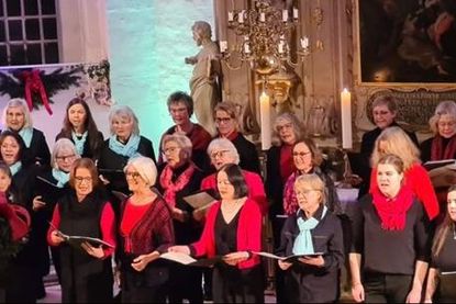 Der Kirchenchor „Dreiklang“, der Gospelchor „Sangena“ und der Kinderchor stimmen musikalisch auf das Weihnachtsfest ein.