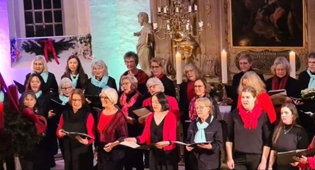 Der Kirchenchor „Dreiklang“, der Gospelchor „Sangena“ und der Kinderchor stimmen musikalisch auf das Weihnachtsfest ein.