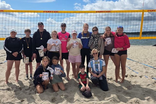 Die Jugendlichen trafen sich bei bestem Sommerwetter zu einem sportlichen und geselligen Vormittag am Strand.