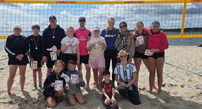Die Jugendlichen trafen sich bei bestem Sommerwetter zu einem sportlichen und geselligen Vormittag am Strand.