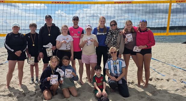 Die Jugendlichen trafen sich bei bestem Sommerwetter zu einem sportlichen und geselligen Vormittag am Strand.