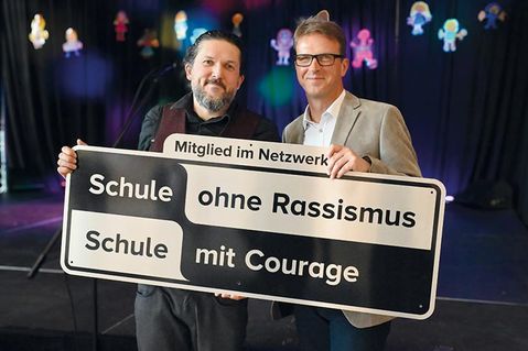 Pate Gazi Freitag und Schulleiter Wolfram Henkies freuen sich über die Mitgliedschaft im Netzwerk „Schule ohne Rassismus - Schule mit Courage“.