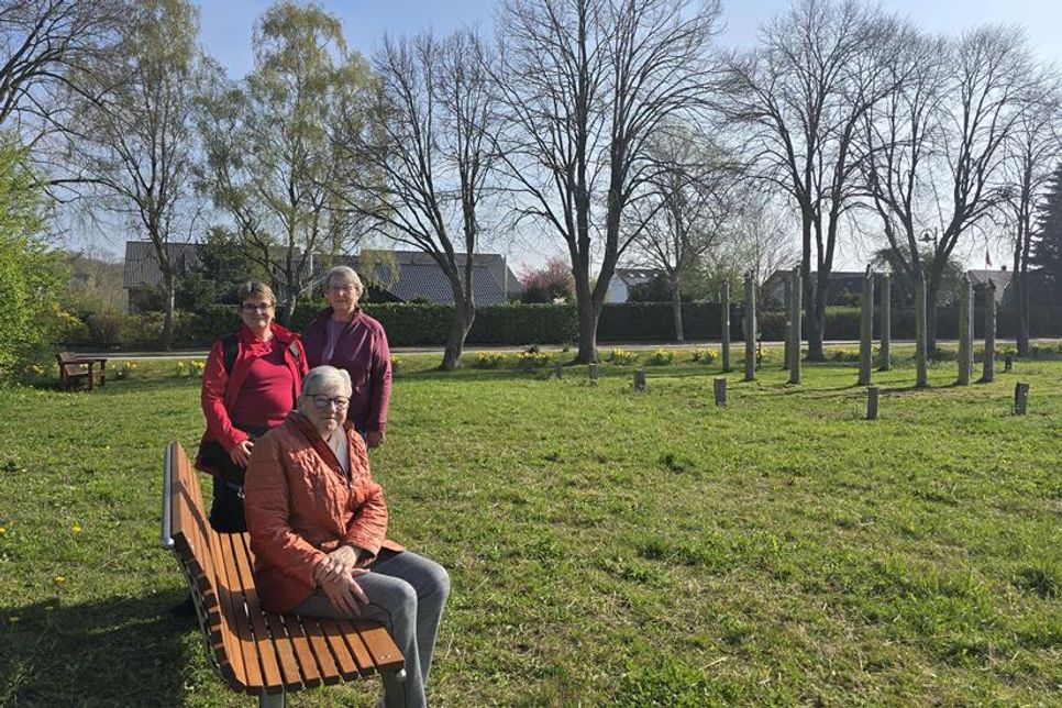 Barbara Dimmer, Monika Behnke-Dias Santos und Christa Behnke vom DRK (v. vorne) freuen sich über die neue Bank.