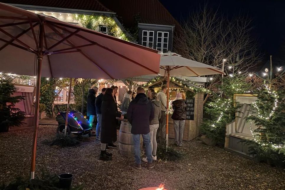 Stimmungsvoller „Hüttenzauber“ im Außenbereich von Krabbes Restaurant.